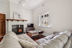 Smart TV, fireplace, books - Luxurious, cosy, historic cottage featuring period furnishings, walkable to town (Pemberton)