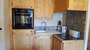 Kühlschrank, Ofen, Geschirrspüler, Wasserkocher mit Kaffee-/Teezubehör