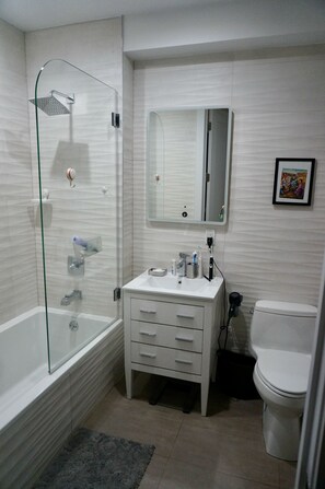 SĂšche-cheveux, serviettes fournies, savon, papier toilette