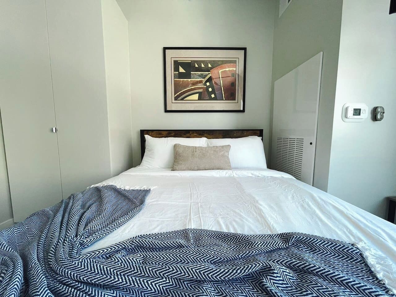 Escritorio, tabla de planchar con plancha, wifi gratis y ropa de cama 