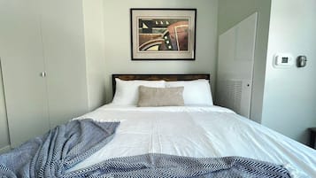 Escritorio, tabla de planchar con plancha, wifi gratis y ropa de cama