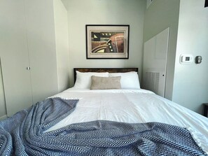 Bureau, fer et planche à repasser, Wi-Fi gratuit, draps fournis