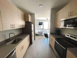 Réfrigérateur, micro-ondes, four, plaque de cuisson