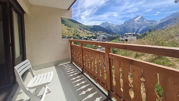 A balcony with a wooden railing overlooking a mountainous landscape. - Wonderful apt 4/6 ppl, mountain view (Les Deux Alpes)