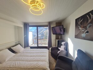 1 bedroom, bed sheets - Apt 4 ppl, balcony near the ski runs (Les Deux Alpes)