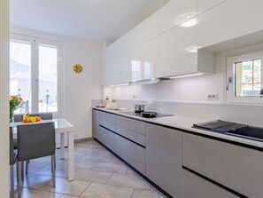 Een koelkast, een microgolfoven, een oven, een vaatwasser