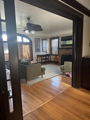 Smart-TV, peis og bøker