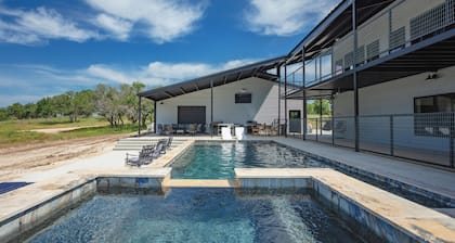Xenia Creek Barndo l hot tub l pool l Valley Mills, Clifton, Waco, Gatesville