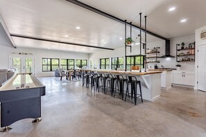 Games room - Xenia Creek Barndo l hot tub l pool l Valley Mills, Clifton, Waco, Gatesville (Valley Mills)
