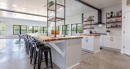 Xenia Creek Barndo l hot tub l pool l Valley Mills, Clifton, Waco, Gatesville