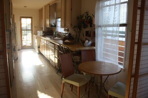 Fridge, microwave, oven, stovetop - Super spacious Cottage in Venice, with backyard. Few steps to beach and canals (Los Angeles)