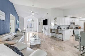 TV - Elegant 4BR Waterfront Retreat l Private Pool (Marco Island)