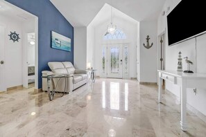 TV - Elegant 4BR Waterfront Retreat l Private Pool (Marco Island)