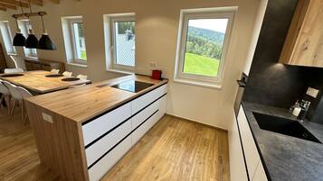 冰箱、洗碗机、烤面包机、高脚椅