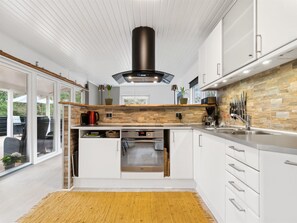 Kylskåp, mikrovågsugn, ugn och barnstol