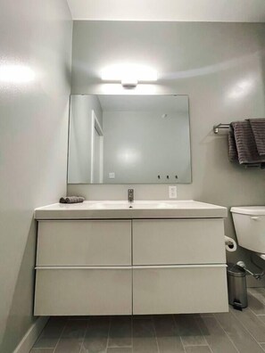 Sèche-cheveux, serviettes fournies, savon, shampoing