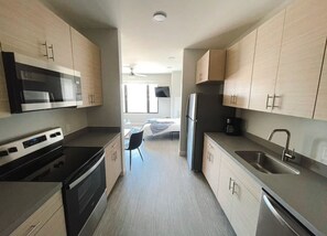 Fridge, microwave, oven, stovetop - Sleepover: Classic Studio and Gym - Des Moines (Des Moines)