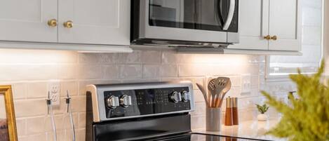 Refrigerador, microondas, horno y parrilla de estufa