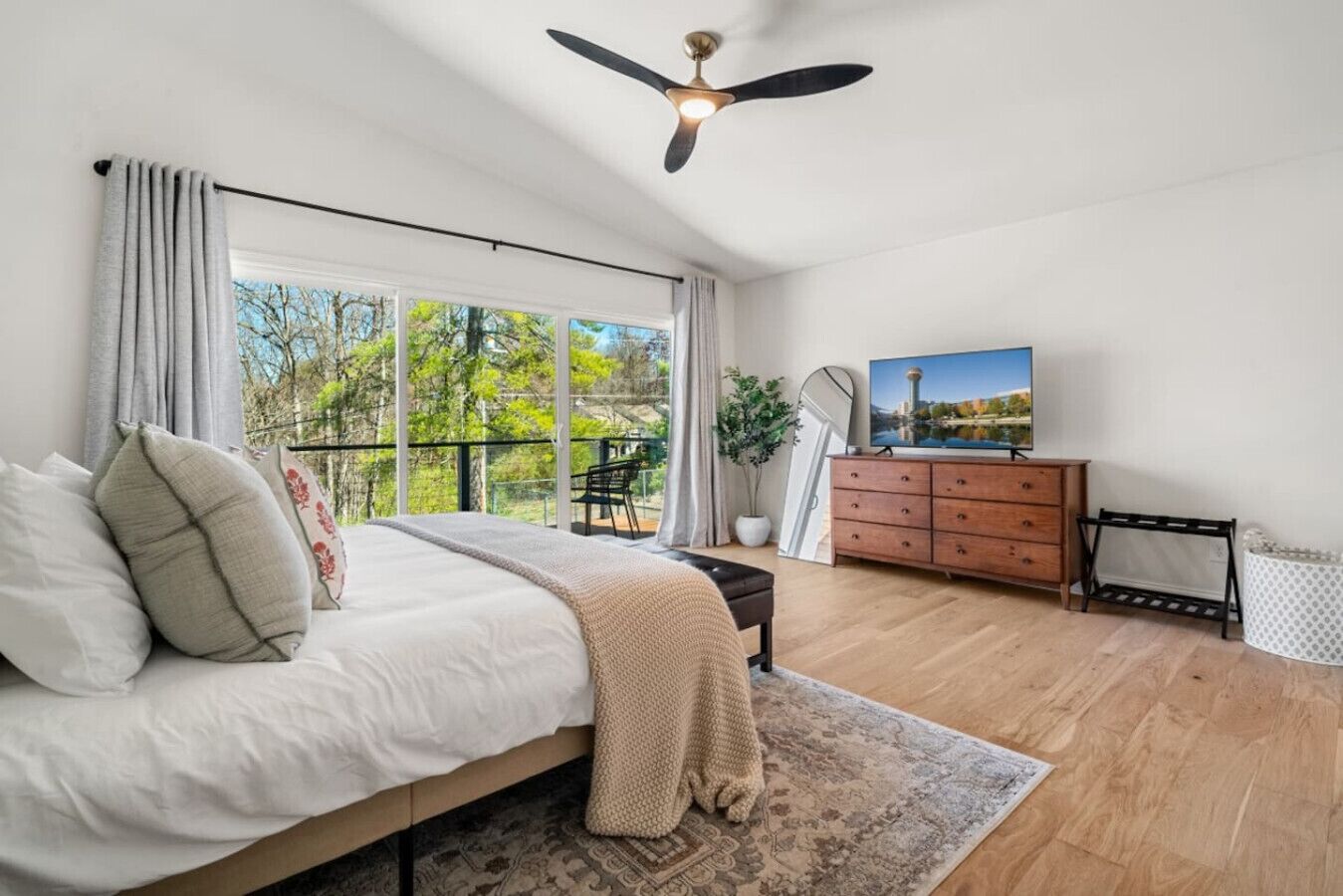 4 bedrooms, desk, iron/ironing board, WiFi