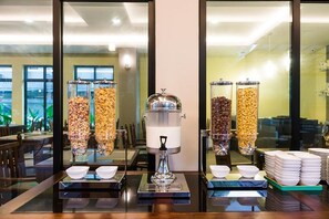 Montaje de bufé con diferentes dispensadores de comida y fuentes para servir.