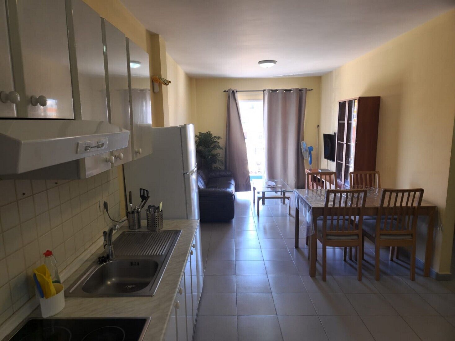 Fridge, microwave, oven, coffee/tea maker