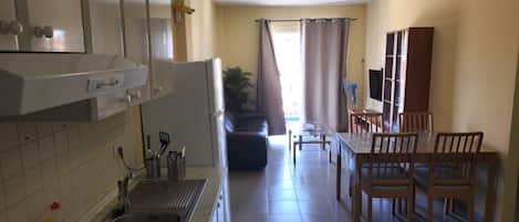 Refrigerador, microondas, horno y cafetera y tetera
