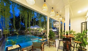 Piscine extérieure, parasols de plage, chaises longues