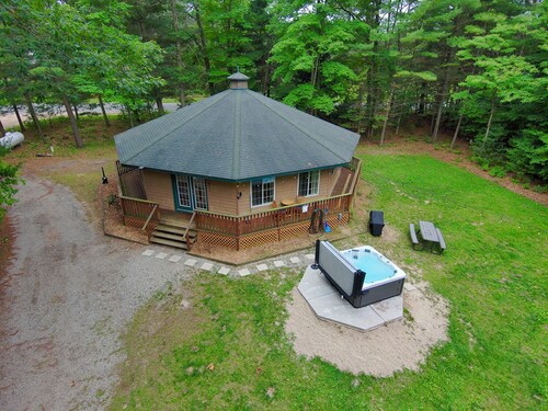 The Octagon & APT - Hot tub, Game room, 1.8 miles to Lake Michigan beach
