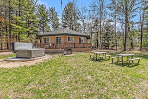 Outdoor dining - The Octagon & APT - Hot tub, Game room, 1.8 miles to Lake Michigan beach (Pentwater)