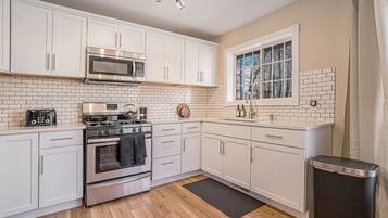 Køleskab, mikrobølgeovn, ovn, kogeplade