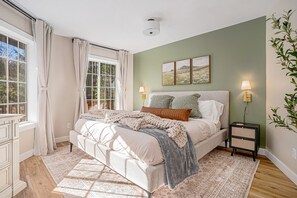 4 bedrooms, desk, iron/ironing board, travel cot - The Octagon & APT - Hot tub, Game room, 1.8 miles to Lake Michigan beach (Pentwater)