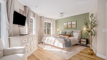 4 bedrooms, desk, iron/ironing board, travel crib