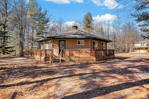 Exterior - The Octagon & APT - Hot tub, Game room, 1.8 miles to Lake Michigan beach (Pentwater)