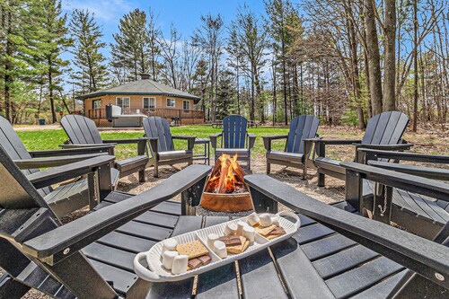 The Octagon & APT - Hot tub, Game room, 1.8 miles to Lake Michigan beach