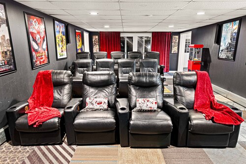 4200SF:Theater*Hot Tub*Pinball*FirePit*3 King Beds