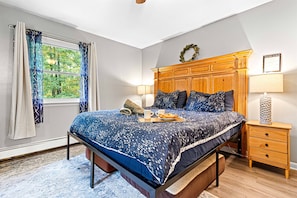 4 habitaciones, escritorio y tabla de planchar con plancha