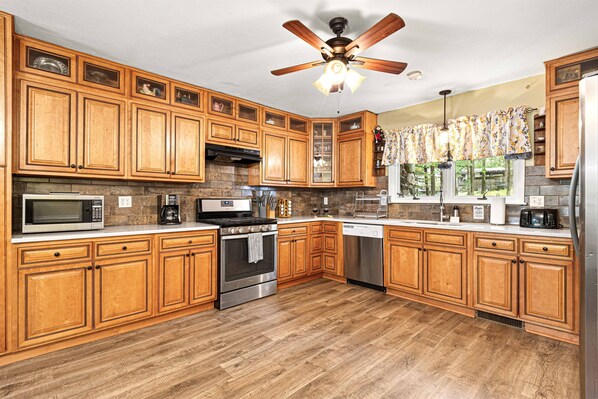Fridge, microwave, oven, stovetop - 4200SF:Theater*Hot Tub*Pinball*FirePit*3 King Beds (Dingmans Ferry)