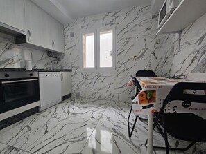 Kjøleskap, mikrobølgeovn, ovn og oppvaskmaskin