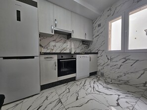 Kjøleskap, mikrobølgeovn, ovn og oppvaskmaskin