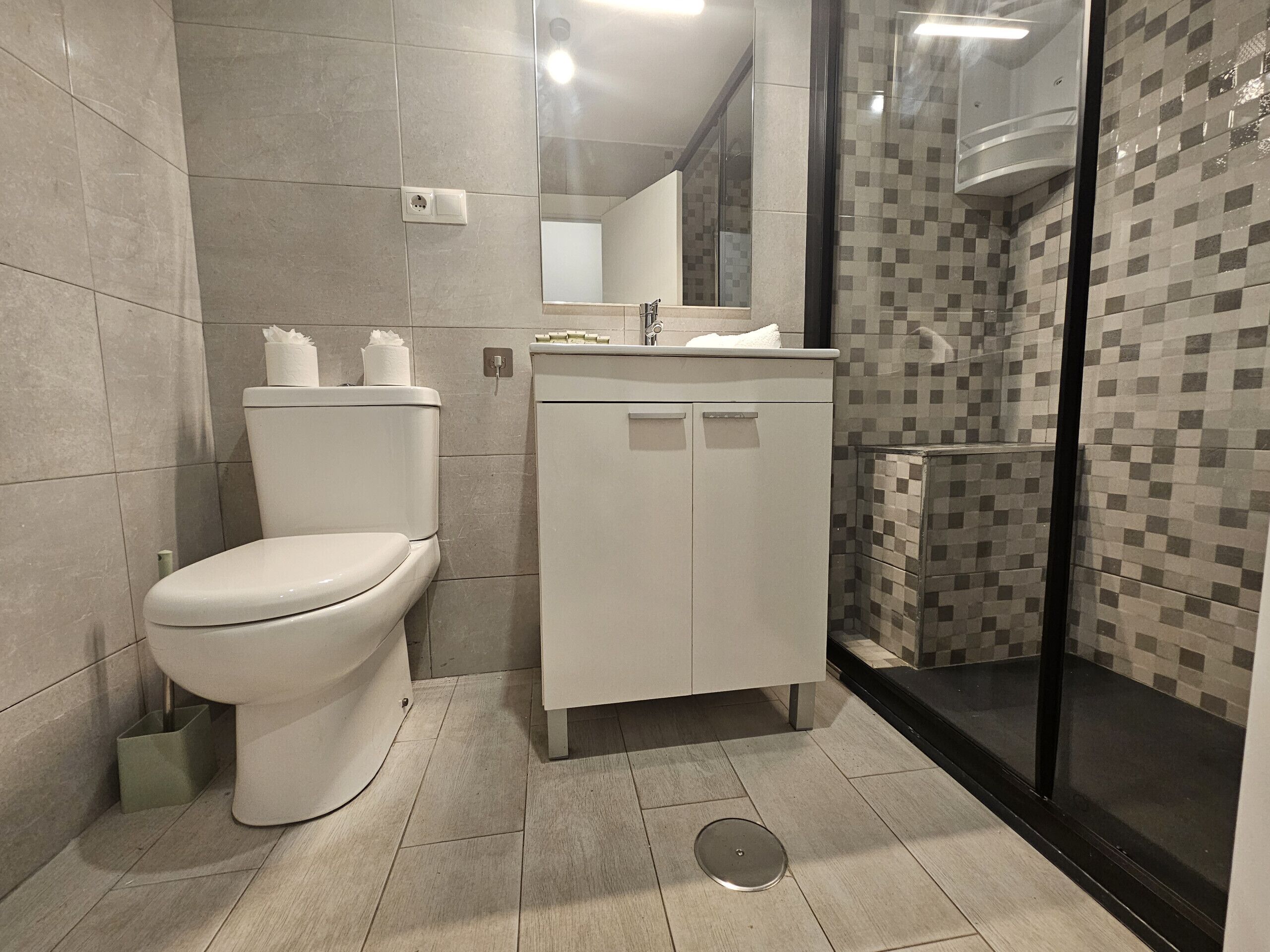 Douche, séchoir à cheveux, serviettes fournies