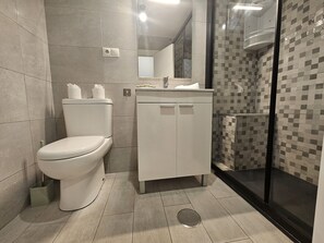 Dusj, hårføner og håndklær