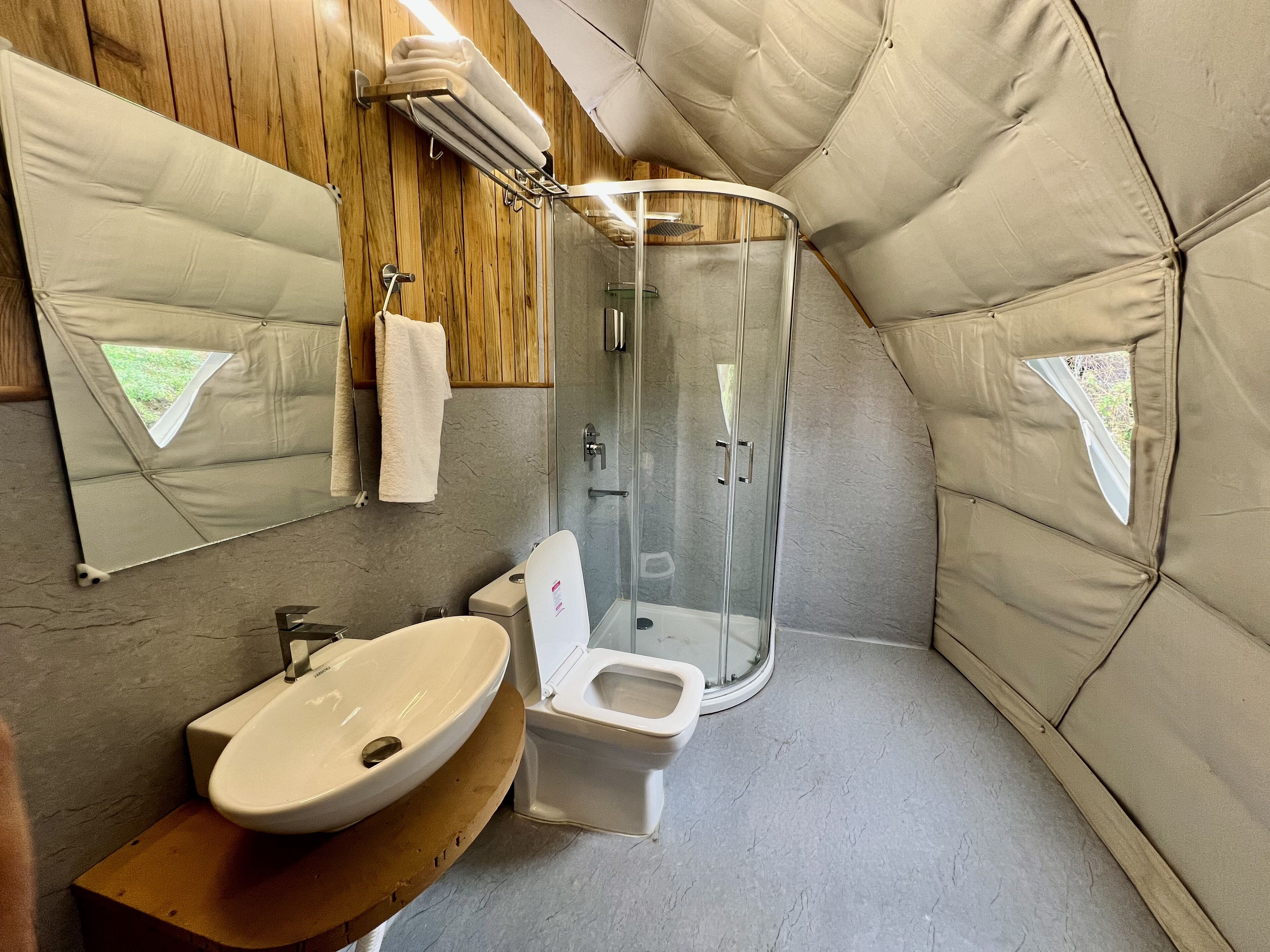 Shower, rainfall showerhead, free toiletries, towels