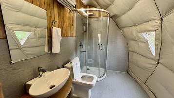 Shower, rainfall showerhead, free toiletries, towels
