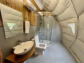 Shower, rainfall showerhead, free toiletries, towels - Stardome (Dharamshala)