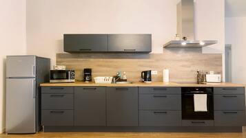 Køleskab, mikrobølgeovn, ovn, kogeplade