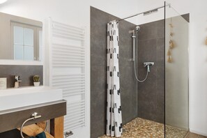 Dusche, Haartrockner, Handtücher