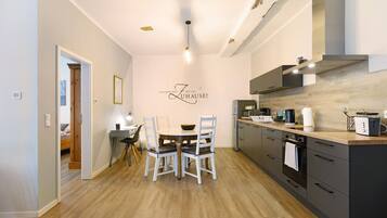 Køleskab, mikrobølgeovn, ovn, kogeplade