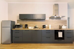 Een koelkast, een magnetron, een oven, een kookplaat