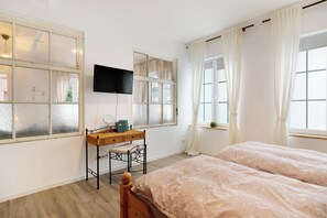 1 slaapkamer, een strijkplank/strijkijzer, gratis wifi, beddengoed