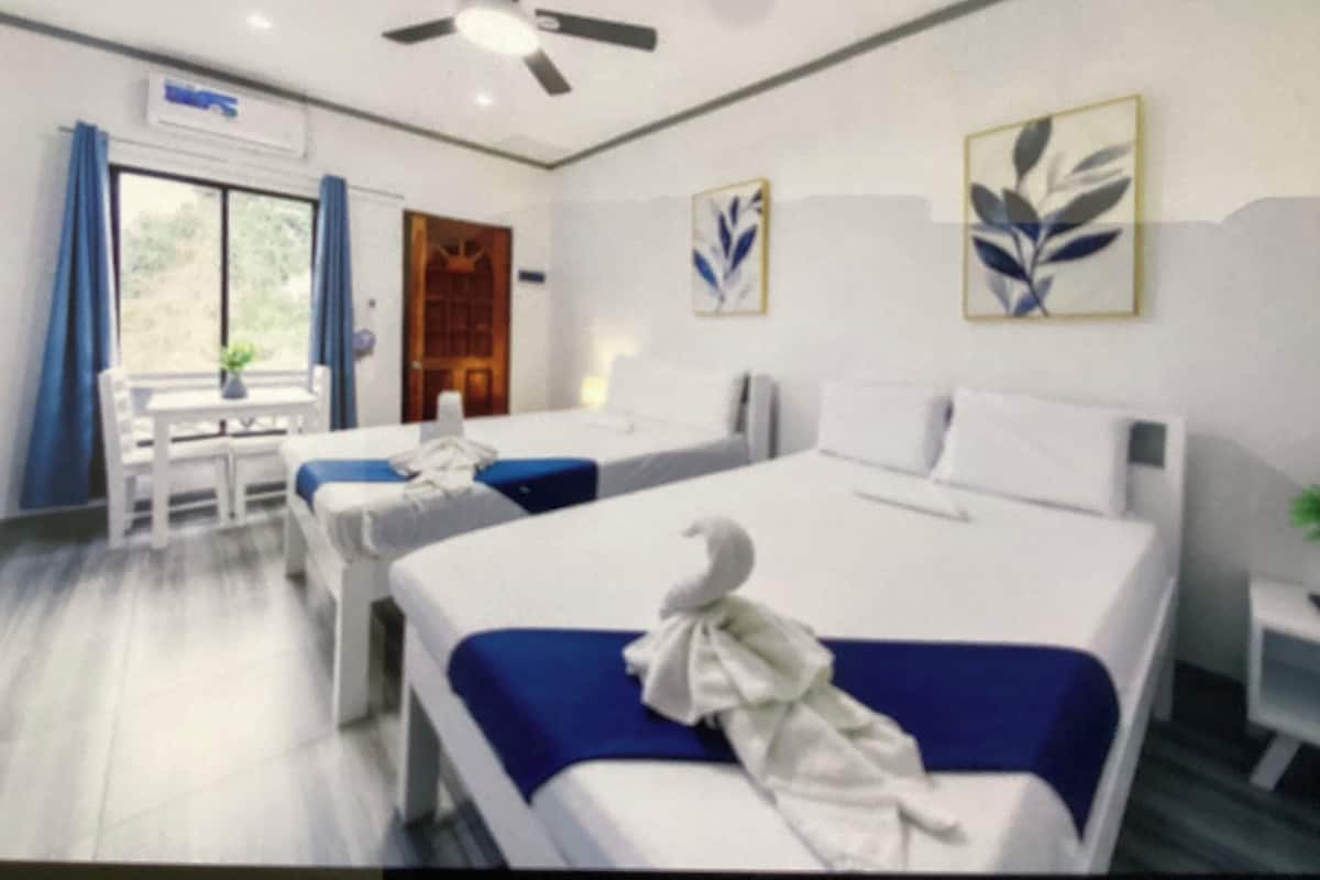 Deluxe-huone, 1 makuuhuone, osittainen valtamerinäköala | Ylelliset vuodevaatteet, memory foam -patjalliset sängyt, pimennysverhot